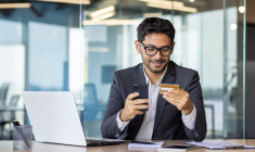 (Crédits photo : Adobe Stock - Homme satisfait de l'agilité et des avantages de sa carte bancaire)