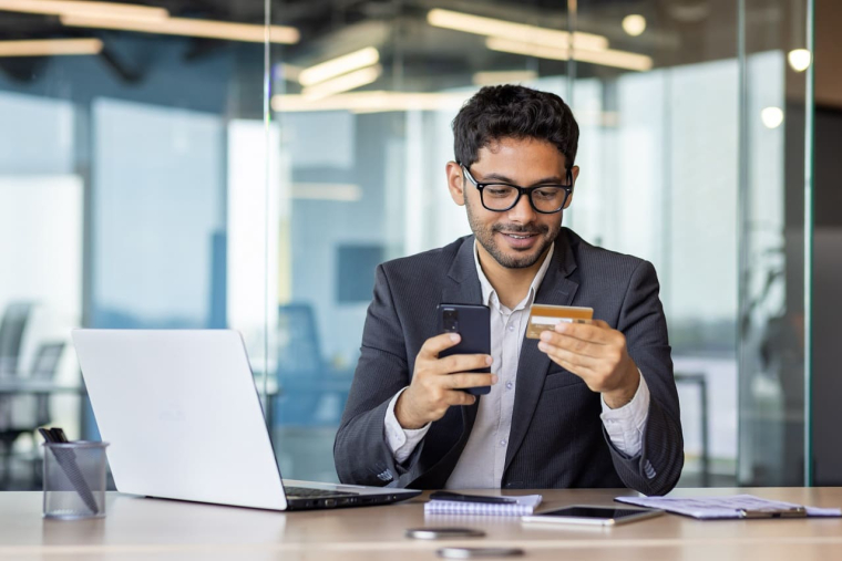 (Crédits photo : Adobe Stock - Homme satisfait de l'agilité et des avantages de sa carte bancaire)