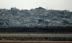 Des blindés israéliens déployés à la frontière avec la bande de Gaza, le 21 août 2025 ( AFP / Jack GUEZ )