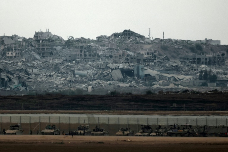 Des blindés israéliens déployés à la frontière avec la bande de Gaza, le 21 août 2025 ( AFP / Jack GUEZ )