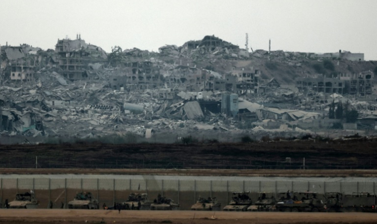 Des blindés israéliens déployés à la frontière avec la bande de Gaza, le 21 août 2025 ( AFP / Jack GUEZ )