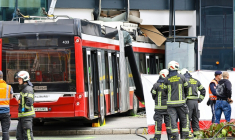 Des pompiers sur les lieux de l'accident à Salzbourg, le 20 avril 2026 ( APA / STRINGER )