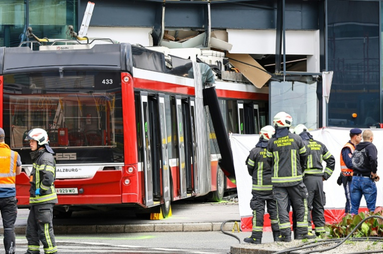 Des pompiers sur les lieux de l'accident à Salzbourg, le 20 avril 2026 ( APA / STRINGER )