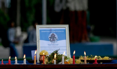 Des personnes en deuil allument des bougies devant un portrait de l'alpiniste Nirmal Purja et présentent leurs condoléances après la mort de ce dernier et de ses compagnons dans une avalanche au Pakistan, à l'école Small Heaven de Chitwan, le 2 août 2026. Les secouristes ont retrouvé le corps du célèbre alpiniste Nirmal Purja le 2 août, après qu'une avalanche a causé sa mort ainsi que celle de neuf membres de son équipe sur l'un des plus hauts sommets du monde, dans le nord du Pakistan, a annoncé l'Alpine Club of Pakistan. ( AFP / Prakash MATHEMA )