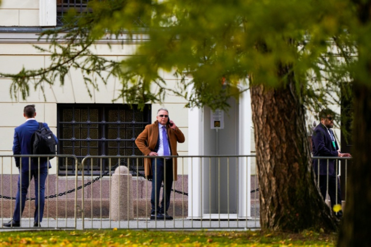 L’envoyé spécial américain Steve Witkoff (c) parle au téléphone devant le Palais royal, avant des discussins sur la situation en Ukraine, le 20 octore 2026 à Oslo, en Norvège ( NTB / Jonas Been Henriksen )
