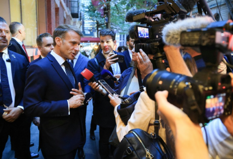 Le président français Emmanuel Macron s'adresse aux médias après une rencontre avec le président américain Donald Trump à la Trump Tower, le 21 septembre 2026 à New York ( AFP / Ludovic MARIN )