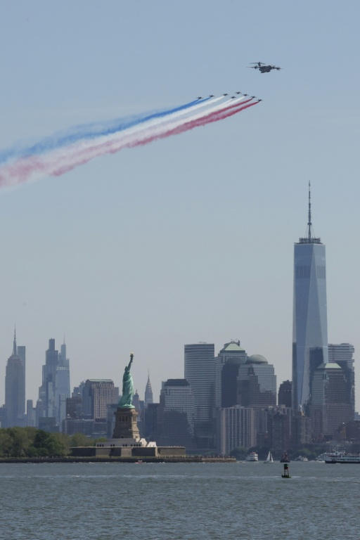 La Patrouille de France survole la Statue de la Liberté et Manhattan, à New York, le 9 juin 2026 ( AFP / TIMOTHY A. CLARY )