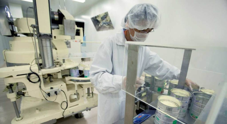 Employé à l'usine de production Dumex à Shanghai, Chine. (© T. Haley, Sipa Press / danone)