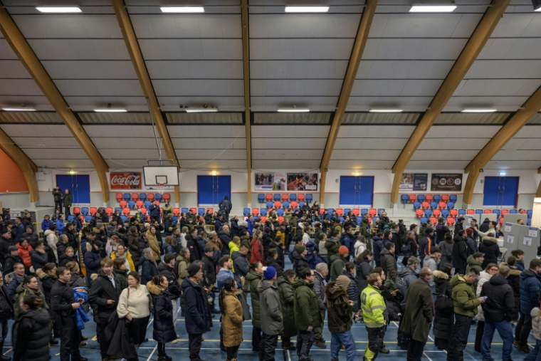 Des électeurs attendent pour voter à Nuuk, au Groenland, lors des législatives au Danemark, le 24 mars 2026 ( AFP / Florent VERGNES )