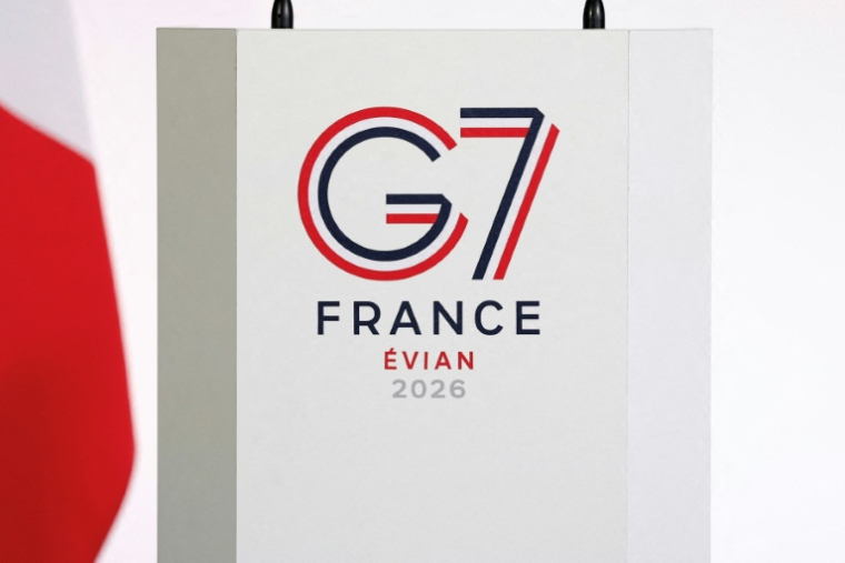 Le logo du sommet du G7 d'Évian lors d'une conférence de presse en marge d'une réunion des pays du G7 préparatoire à Paris, le 6 mai 2026 ( POOL / Benoit Tessier )