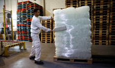 Un ouvrier d'une fabrique de glace à San Fernando de Henares