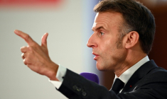 Le président de la République Emmanuel Macron à Mirecourt dans les Vosges, le 28 novembre 2025 ( POOL / SEBASTIEN BOZON )