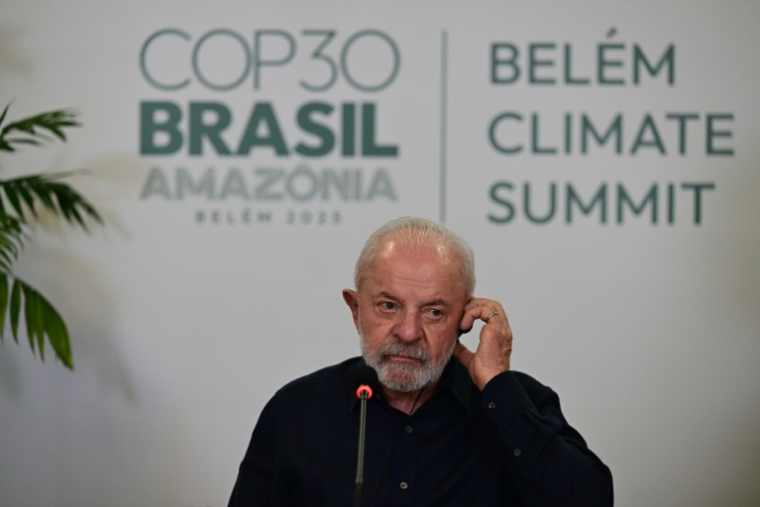 Le président brésilien Luiz Inacio Lula da Silva lors d'une interview avec des agences internationales, dont l'AFP, le 4 novembre 2025 à Belem, au Brésil, à deux jours de l'ouverture de la COP30 ( AFP / Pablo PORCIUNCULA )