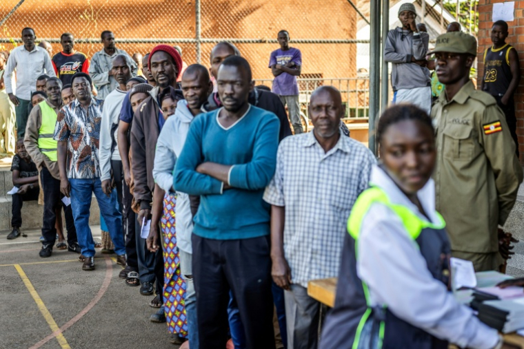 Des électeurs attendent pour voter aux élections générales à Kampala, le 15 janvier 2025 en Ouganda ( AFP / Luis TATO )