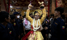 Une "épouse d'esprit", exécute une danse rituelle lors du festival annuel des esprits de Taungbyone, dans la commune de Madaya située dans la région de Mandalay, en Birmanie, le 26 août 2026 ( AFP / SAI AUNG MAIN )