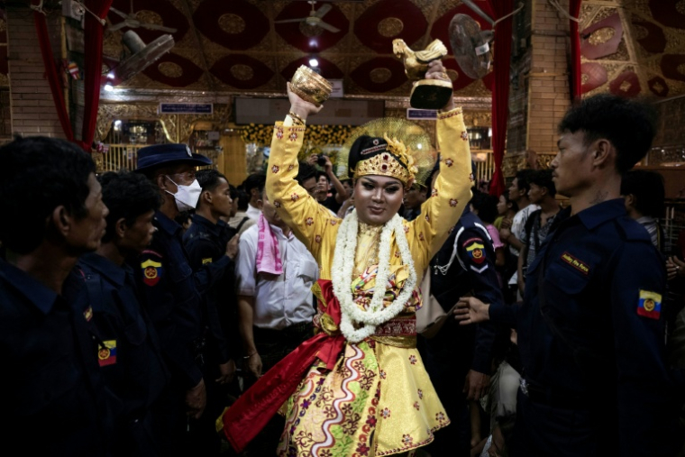 Une "épouse d'esprit", exécute une danse rituelle lors du festival annuel des esprits de Taungbyone, dans la commune de Madaya située dans la région de Mandalay, en Birmanie, le 26 août 2026 ( AFP / SAI AUNG MAIN )