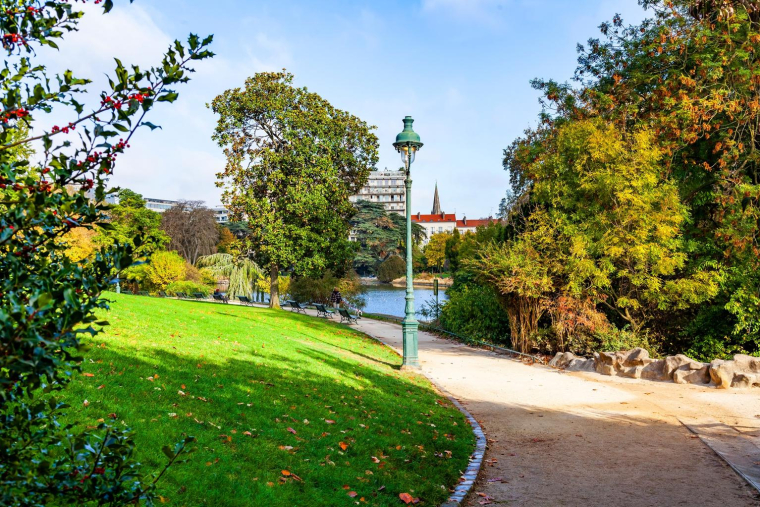 Situé au sud de Paris dans le 14e arrondissement, Montsouris est un charmant parc aux verdoyantes pelouses et aux arbres centenaires. crédit photo : Shutterstock
