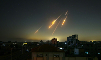 Une photo prise depuis la bande de Gaza montre des traînées de missiles dans le ciel tard le 13 juin 2025, après que l'Iran a tiré des missiles sur Israël ( AFP / Eyad BABA )