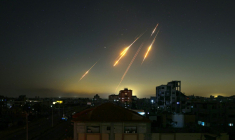 Une photo prise depuis la bande de Gaza montre des traînées de missiles dans le ciel tard le 13 juin 2025, après que l'Iran a tiré des missiles sur Israël ( AFP / Eyad BABA )