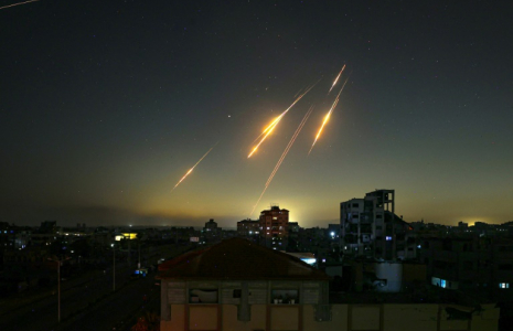 Une photo prise depuis la bande de Gaza montre des traînées de missiles dans le ciel tard le 13 juin 2025, après que l'Iran a tiré des missiles sur Israël ( AFP / Eyad BABA )