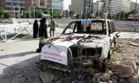 Une ambulance du Croissant Rouge iranien détruite durant un raid israélien exposée à Téhéran, le 23 juin 2025 ( AFP / ATTA KENARE )