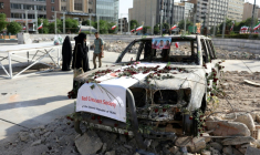 Une ambulance du Croissant Rouge iranien détruite durant un raid israélien exposée à Téhéran, le 23 juin 2025 ( AFP / ATTA KENARE )