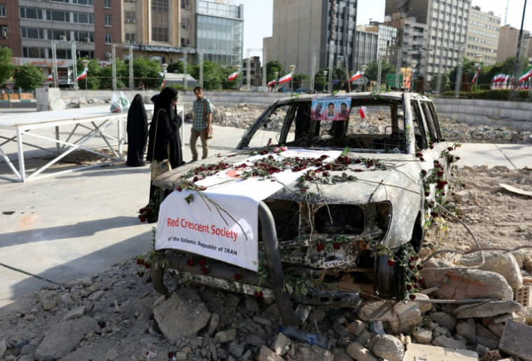 Une ambulance du Croissant Rouge iranien détruite durant un raid israélien exposée à Téhéran, le 23 juin 2025 ( AFP / ATTA KENARE )