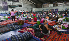 Des personnes évacuées se reposent dans un centre d'accueil après avoir fui leur village à la suite de l'éruption du volcan de Fuego à Escuintla, au Guatemala, le 4 août 2026 ( AFP / Johan ORDONEZ )