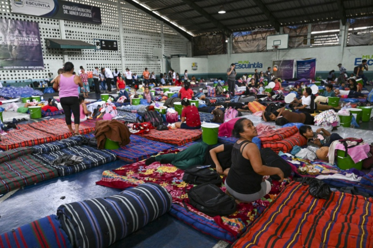 Des personnes évacuées se reposent dans un centre d'accueil après avoir fui leur village à la suite de l'éruption du volcan de Fuego à Escuintla, au Guatemala, le 4 août 2026 ( AFP / Johan ORDONEZ )