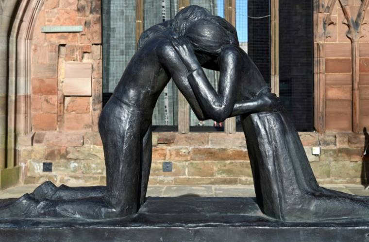 Une sculpture intitulée "Réconciliation" se dresse dans les ruines de la cathédrale gothique de Coventry, dans le centre de l'Angleterre, le 12 février 2020 ( AFP / Paul ELLIS )