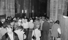 Des travailleuses du sexe protestant contre l'attitude répressive de la police à leur égard occupent l'église Saint-Nizier à Lyon, le 2 juin 1975 ( AFP / Edmond PINAUD )