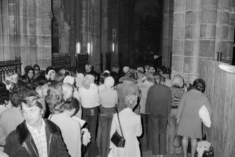 Des travailleuses du sexe protestant contre l'attitude répressive de la police à leur égard occupent l'église Saint-Nizier à Lyon, le 2 juin 1975 ( AFP / Edmond PINAUD )
