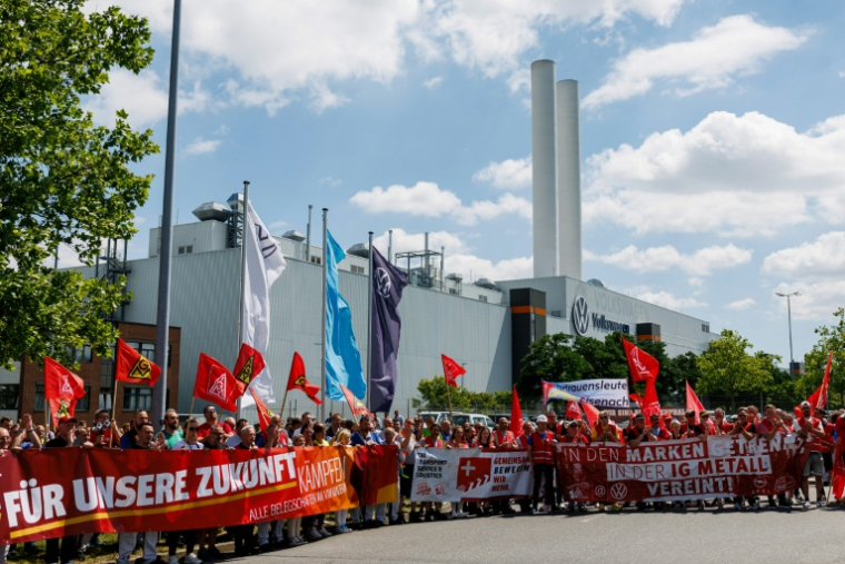 Des employés du constructeur automobile allemand Volkswagen (VW) manifestent contre la restructuration et les projets de suppressions massives d'emplois à l'usine VW de Zwickau, dans l'est de l'Allemagne, le 9 juillet 2026 ( AFP / Jens SCHLÜTER )