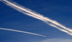 Une trainée de condensation dans le ciel d'Islamabad (Pakistan), en 2023 ( AFP / AAMIR QURESHI )