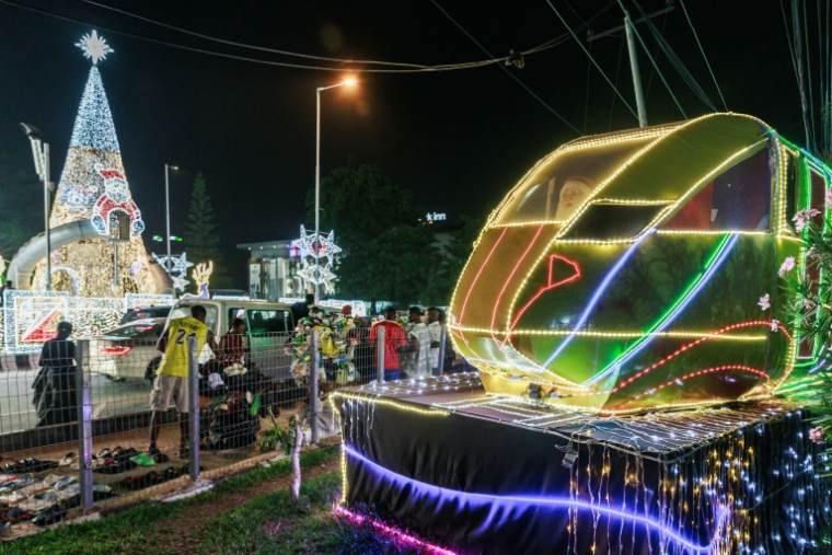 Des décorations de Noël dans les rues de Victoria Island à Lagos, le 18 décembre 2023 au Nigeria ( AFP / Benson Ibeabuchi )