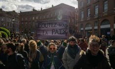 Une manifestante tient une pancarte sur laquelle on peut lire "Foutez-nous la paix" lors d'une marche marquant la Journée internationale des droits des femmes, à Toulouse, en Haute-Garonne, le 8 mars 2025 ( AFP / Ed JONES )