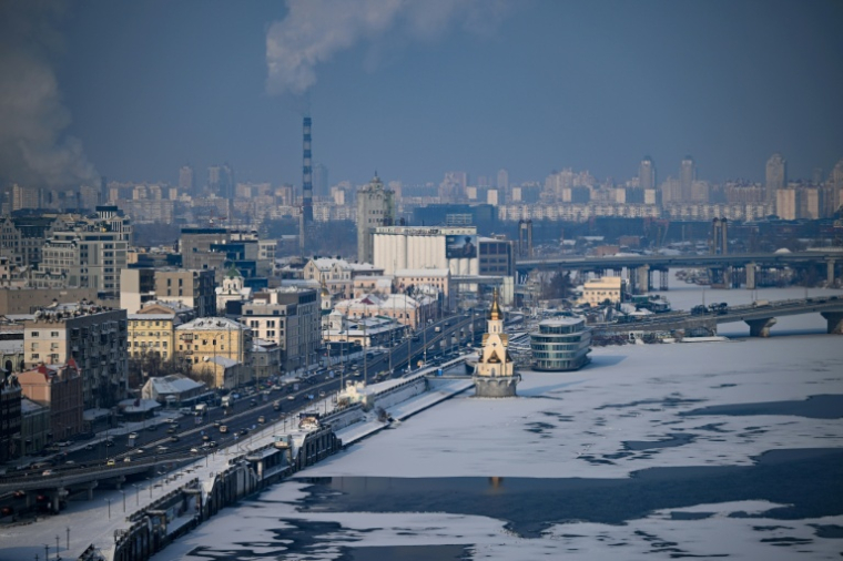 Une vue de Kiev le long du fleuve Dniepr couvert de glace, le 14 janvier 2026  ( AFP / Sergei GAPON )