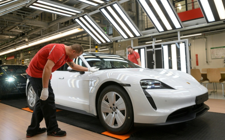 Un modèle Taycan de Porsche assemblé à l'usine de Stuttgart, le 26 septembre 2022 en Allemagne ( AFP / THOMAS KIENZLE )