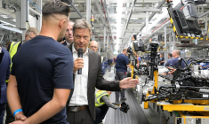 Le ministre allemand de l'Économie, Robert Habeck, visite une usine Volkswagen à Emden