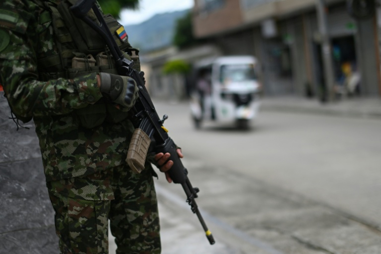 Un soldat colombien monte la garde devant le village olympique Luis Maria Bautista lors de la signature du Pacte pour la vie et la fin du conflit à Algeciras, à Algeciras, en Colombie, le 7 mai 2026 ( AFP / Pablo VERA )