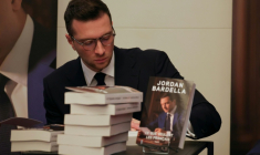 Le président du Rassemblement national (RN) Jordan Bardella lors d'une séance de dédicace de son livre au théâtre Marigny, le 28 octobre 2025 à Paris ( AFP / Thomas SAMSON )