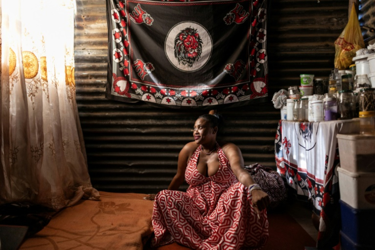 La guérisseuse traditionnelle Lieketseng Lucia Tjatji dans son cabinet de consultation à Maseru, le 19 mars 2025 au Lesotho ( AFP / Roberta Ciuccio )