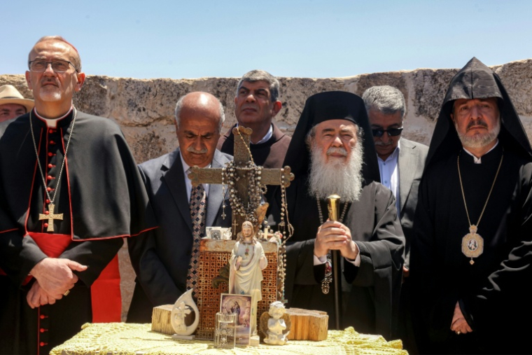 Le patriarche latin de Jérusalem Pierbattista Pizzaballa (G), le patriarche grec orthodoxe de Jérusalem Theophilos III (2e D) et le patriarche arménien de Jérusalem Nourhan Manougian (D) à l'église Saint-Georges du Ve siècle dans le village chrétien palestinien de Taybeh, au nord-est de Ramallah en Cisjordanie occupée, le 14 juillet 2025 ( AFP / Zain JAAFAR )