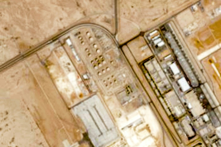 Image satellite, prise le 21 septembre 2026 et fournie à partir des données Copernicus Sentinel, montrant les dépôts de carburant de Saudi Aramco à l'aéroport international du roi Khaled, à Ryad, après une attaque ( 2026 Copernicus Sentinel Data / - )