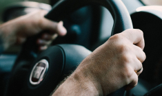 Victime d'escroquerie et d'usurpation d'identité, un homme a reçu des amendes pour des délits routiers alors qu'il se déplace en fauteuil roulant et qu'il ne possède pas de voiture. Illustration. (Pexels / Pixabay)