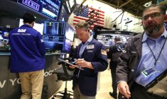 Des opérateurs à la Bourse de New York, le 12 mars 2026 ( AFP / TIMOTHY A. CLARY )