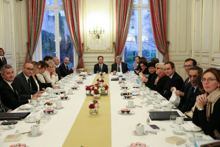 Les membres du gouvernement Lecornu rassemblés autour du Premier ministre (4e à droite) pour un petit déjeuner au ministère de l'Intérieur, à Paris le 5 janvier 2026 ( POOL / Thomas SAMSON )