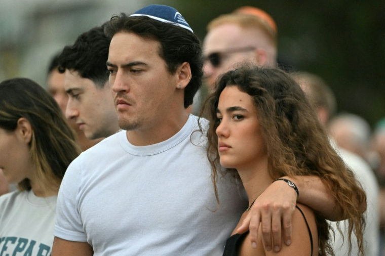 Des personnes assistent à la cérémonie en hommage aux victimes de la tuerie antisémite de Bondi Beach, à Sydney, le 21 décembre 2025 ( AFP / Saeed KHAN )