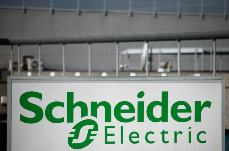 Le logo de Schneider Electric est visible à l'extérieur d'un bâtiment de l'entreprise à Nantes