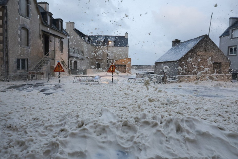 Dans une rue de la commune de Penmarc'h (Finistère), frappée par la tempête Ciaran, jeudi 2 novembre. ( AFP / FRED TANNEAU )